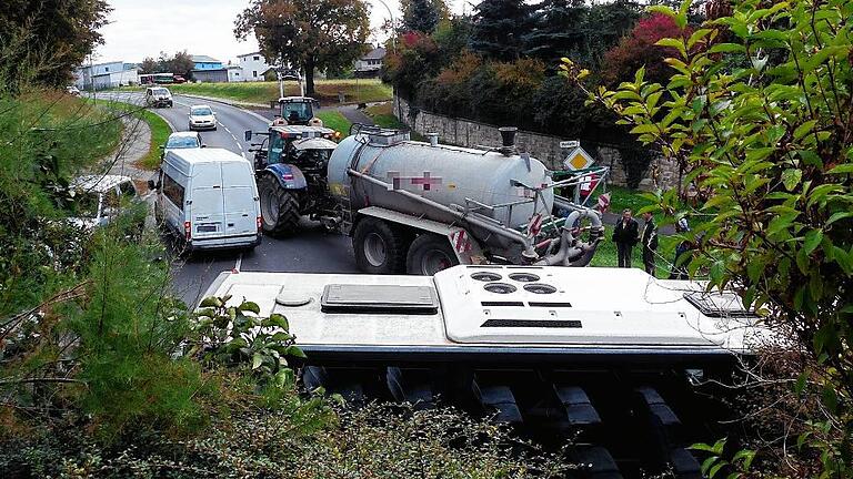 Verkehrschaos nach Achsbruch       -  (mim)   In Knetzgau hat am Donnerstagnachmittag ein liegengebliebener Traktor für erhebliche Verkehrsbehinderungen gesorgt. Dem landwirtschaftlichen Fahrzeug mit angehängtem Güllefass war gegen 16.30 Uhr die Achse gebrochen, wie die Haßfurter Polizei auf Nachfrage berichtet. An eine Weiterfahrt war so nicht zu denken. Das Fahrzeug musste geborgen werden.  Bis dahin stockte in diesem Bereich der Straßenverkehr. Ein Anwohner beschrieb die Lage gegenüber dieser Redaktion gar als chaotisch. Um den Verkehr wenigstens in halbwegs geordneten Bahnen zu lenken, übernahm die Feuerwehr Knetzgau die Verkehrsregelung.  Um 18.35 Uhr, berichtet die Polizei, war die Straße wieder frei.