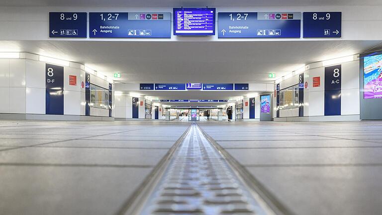 Gähnende Leere am Hauptbahnhof in Würzburg am Montagmorgen. Die Lokführergewerkschaft GDL hat zum Streik im Personenverkehr aufgerufen.