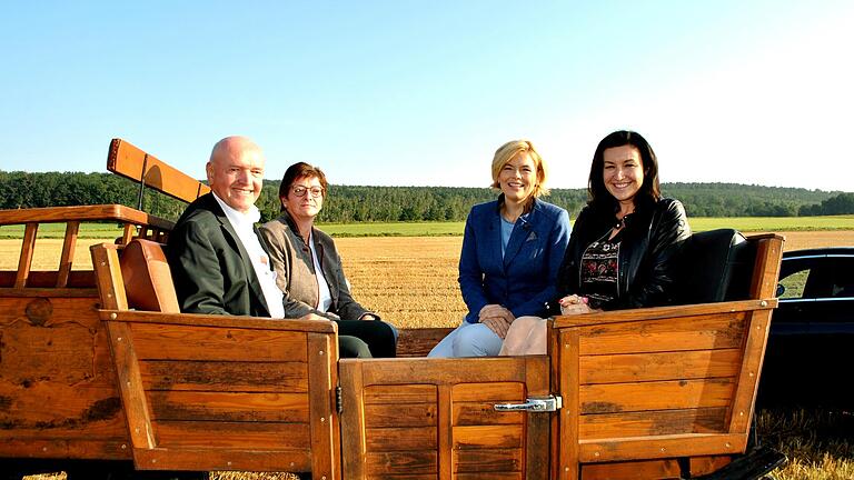 Mag sein, dass dieses Gefährt auf dem Bild in früheren Zeiten einmal ein Azubi-Shuttle war. Vergangene Woche beförderte sie die Ehrengäste Landwirtschaftsministerin Julia Klöckner und Staatsministerin Dorothee Bär (rechte Seite) sowie Landrat Thomas Habermann und Kreisbäuerin Margit Ziegler. Allerdings kam auch der echte Azubishuttle zum Einsatz. Zu Wahlkampfzeiten ein hoch sensibles Thema.