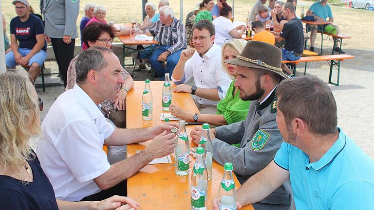 Kurze Pause vor dem Festzug: Hubert Aiwanger gab sich beim Besuch in Füttersee volksnah.