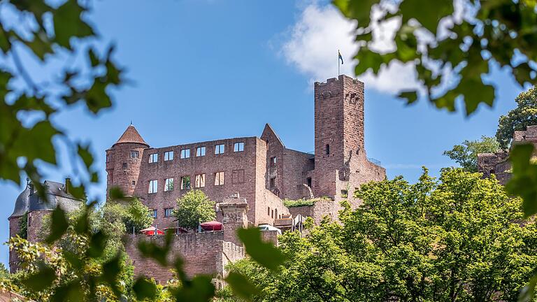 Blick auf die Burg Wertheim. Sie ist eine Höhenburg auf einer schmalen Bergzunge zwischen den beiden Tälern von Main und Tauber und zählt zu den ältesten Burgruinen Deutschlands.