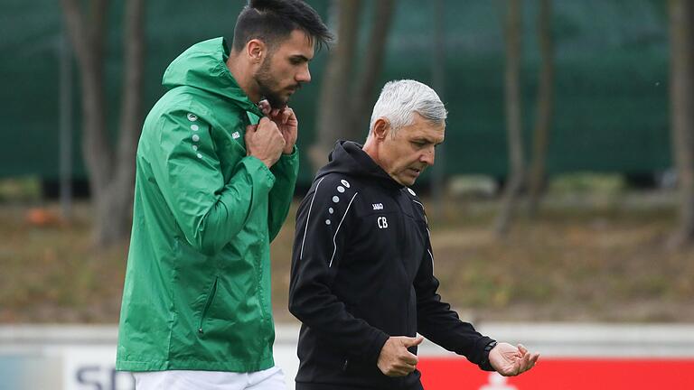 Abtswinds Trainer Claudiu Bozesan (rechts) und Spieler Triandafil Ceraj im Halbzeit-Gespräch. Der TSV startet in die Vorbereitung auf die Fortsetzung der Saison in der Fußball-Bayernliga.