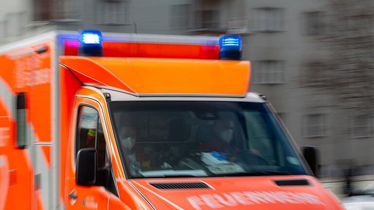 Rettungswagen       -  Ein Rettungswagen der Feuerwehr fährt auf einer Straße.
