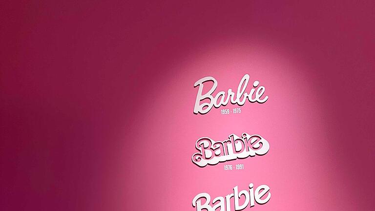 Barbie-Ausstellung im Londoner Design Museum - Auch der Barbie-Schriftzug hat sich immer wieder verändert. Barbie-Ausstellung im Londoner Design Museum - Auch der Barbie-Schriftzug hat sich immer wieder verändert.