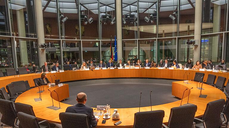Afghanistan-Untersuchungsausschuss - Kanzler Olaf Scholz (SPD) berichtet im Untersuchungsausschuss zur Evakuierung aus Afghanistan 2021, er und Altkanzlerin Angela Merkel (CDU), in deren Kabinett er damals Finanzminister war, hätten zur Lage in dem Land und der US-Politik dort eine ähnliche Einschätzung gehabt. Afghanistan-Untersuchungsausschuss - Kanzler Olaf Scholz (SPD) berichtet im Untersuchungsausschuss zur Evakuierung aus Afghanistan 2021, er und Altkanzlerin Angela Merkel (CDU), in deren Kabinett er damals Finanzminister war, hätten zur Lage in dem Land und der US-Politik dort eine ähnliche Einschätzung gehabt.