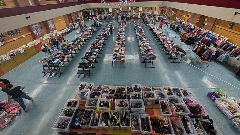 Vor der Markt-Eröffnung: Alle Waren sind gut sortiert und übersichtlich präsentiert. Dahinter steckt ein ausgeklügeltes Helferkonzept. Vor der Markt-Eröffnung: Alle Waren sind gut sortiert und übersichtlich präsentiert. Dahinter steckt ein ausgeklügeltes Helferkonzept.