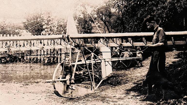 Im Sommer 1926 arbeitete der 18-jährige Edgar Dittmar (rechts) mit Freunden und dem bekannten Rhön-Flieger Espenlaub an seinem ersten eigenen Gleiter. Weil das Gestell so viel Platz beanspruchte, wurde die Bespannung mit Tuch vor der Schreinerwerkstatt von Familie Friedrich vorgenommen. Im Sommer 1926 arbeitete der 18-jährige Edgar Dittmar (rechts) mit Freunden und dem bekannten Rhön-Flieger Espenlaub an seinem ersten eigenen Gleiter. Weil das Gestell so viel Platz beanspruchte, wurde die Bespannung mit Tuch vor der Schreinerwerkstatt von Familie Friedrich vorgenommen.