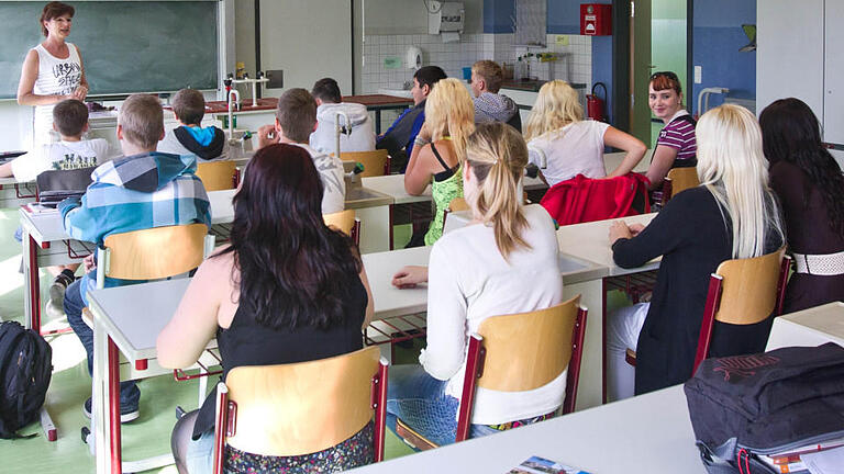 Symbolbild Schule       -  ARCHIV - Schülerinnen und Schüler werden am 25.08.2011 in der Sekundarschule «Wilhelm Weitling» in Magdeburg unterrichtet.