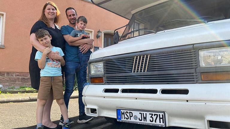 Wohnmobil als Familienmitglied: (von links) Damian, Marina, Cristovao und Liam Santos mit ihrem Oldtimer 'Jürgen' vor ihrem Haus in Rieneck.