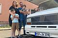 Wohnmobil als Familienmitglied: (von links) Damian, Marina, Cristovao und Liam Santos mit ihrem Oldtimer 'Jürgen' vor ihrem Haus in Rieneck.