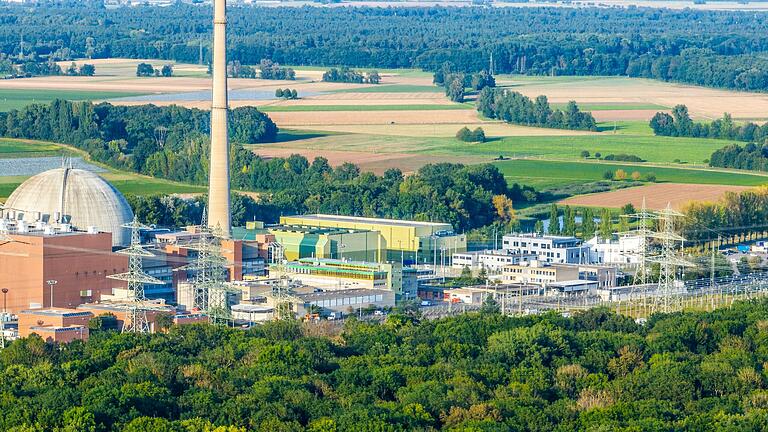 Der Abluftkamin, der hohe Turm, soll zusammen mit den anderen Kernkraftgebäuden ab 2033 entfernt werden. Wie das geschehen soll, steht noch nicht fest. Daneben befindet sich das Zwischenlager.