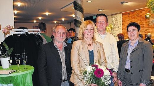 Café Lenhardt in der Marktstraße - (mch) Nach über einjähriger Bauzeit eröffnete das Café Lenhardt in der Marktstraße und lädt ein, sich auf 40 Quadratmetern gemütlich zu treffen. Auf der Außenterrasse neben dem Bach kann man sich im Sommer verwöhnen lassen. In das Café integriert ist der Bäckereiverkauf, der kleine Laden gegenüber wird geschlossen. Das Café ist von Montag bis Samstag von 6.15 bis 18 Uhr geöffnet, am Sonntag von 7.30 bis 17 Uhr. Mit Anke Rohrbach und Anna-Theresa Tratt wurden zwei neue Mitarbeiterinnen eingestellt. Dekoriert ist das Café auch mit Bildern der Fotografin Corry Grimm, die ihr Studio „Corry's Art of Light“ im oberen Stockwerk hat. Daneben ist im oberen Stockwerk auch ein Veranstaltungsraum für bis zu 60 Personen entstanden. Das Gebäude ist barrierefrei. Anlässlich der Eröffnung spielt am Sonntag ab 11 Uhr die Band „Dienstag, Halb Fünf“. Am Nachmittag hat sich Thorsten Hein mit seinem Didgeridoo angekündigt. Das Bild zeigt Ute und Joachim Lenhardt mit Bürgermeisterin Birgit Erb (rechts) und Architekt Franz-Josef Schmitt. Café Lenhardt in der Marktstraße - (mch) Nach über einjähriger Bauzeit eröffnete das Café Lenhardt in der Marktstraße und lädt ein, sich auf 40 Quadratmetern gemütlich zu treffen. Auf der Außenterrasse neben dem Bach kann man sich im Sommer verwöhnen lassen. In das Café integriert ist der Bäckereiverkauf, der kleine Laden gegenüber wird geschlossen. Das Café ist von Montag bis Samstag von 6.15 bis 18 Uhr geöffnet, am Sonntag von 7.30 bis 17 Uhr. Mit Anke Rohrbach und Anna-Theresa Tratt wurden zwei neue Mitarbeiterinnen eingestellt. Dekoriert ist das Café auch mit Bildern der Fotografin Corry Grimm, die ihr Studio „Corry's Art of Light“ im oberen Stockwerk hat. Daneben ist im oberen Stockwerk auch ein Veranstaltungsraum für bis zu 60 Personen entstanden. Das Gebäude ist barrierefrei. Anlässlich der Eröffnung spielt am Sonntag ab 11 Uhr die Band „Dienstag, Halb Fünf“. Am Nachmittag hat sich Thorsten Hein mit seinem Didgeridoo angekündigt. Das Bild zeigt Ute und Joachim Lenhardt mit Bürgermeisterin Birgit Erb (rechts) und Architekt Franz-Josef Schmitt.