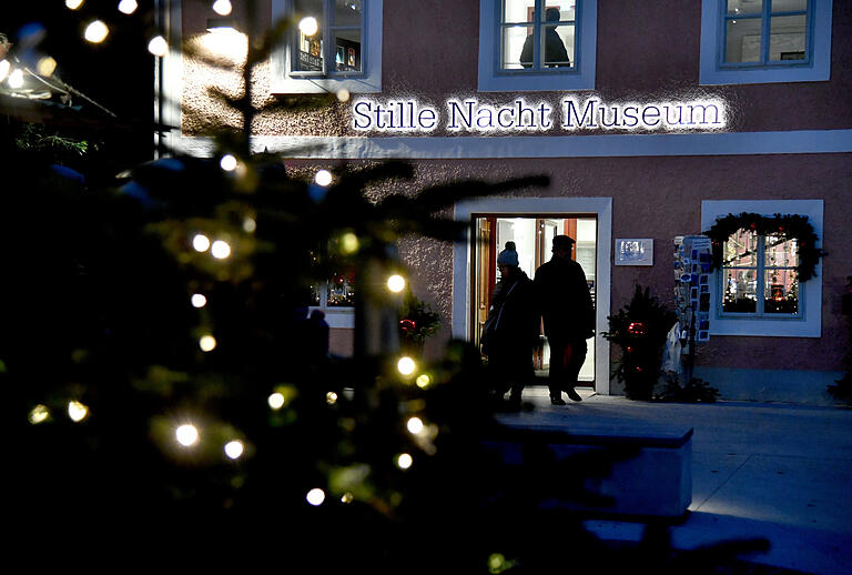 Das Stille Nacht-Museum in Oberndorf bei Salzburg. Direkt nebenan stand die St. Nikola-Kirche, in der am 24. Dezember 1818 erstmals 'Stille Nacht' erklang. Die Kirche fiel Anfang des 20. Jahrhunderts einem Hochwasser zum Opfer, heute steht dort die 1937 geweihte Stille-Nacht-Kapelle. Das Stille Nacht-Museum in Oberndorf bei Salzburg. Direkt nebenan stand die St. Nikola-Kirche, in der am 24. Dezember 1818 erstmals 'Stille Nacht' erklang. Die Kirche fiel Anfang des 20. Jahrhunderts einem Hochwasser zum Opfer, heute steht dort die 1937 geweihte Stille-Nacht-Kapelle.