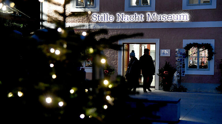 Das Stille Nacht-Museum in Oberndorf bei Salzburg. Direkt nebenan stand die St. Nikola-Kirche, in der am 24. Dezember 1818 erstmals 'Stille Nacht' erklang. Die Kirche fiel Anfang des 20. Jahrhunderts einem Hochwasser zum Opfer, heute steht dort die 1937 geweihte Stille-Nacht-Kapelle.