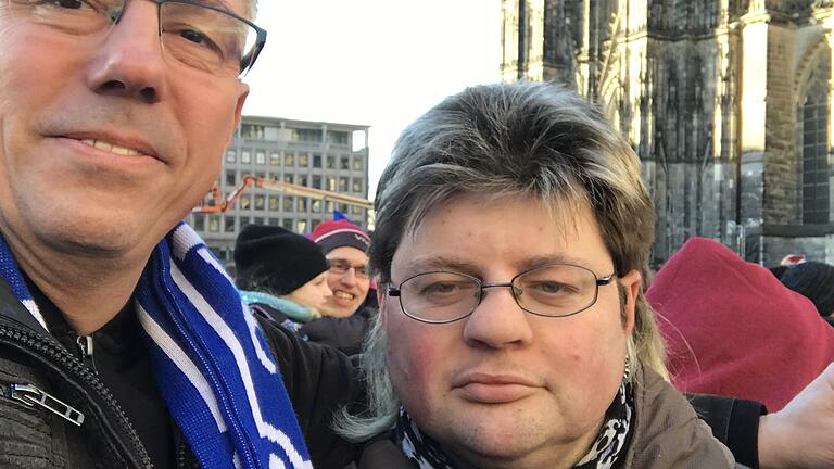 Marco Weber, links, mit Marco J. von der Serie 'Schwiegertochter gesucht' bei der Demo in Köln.