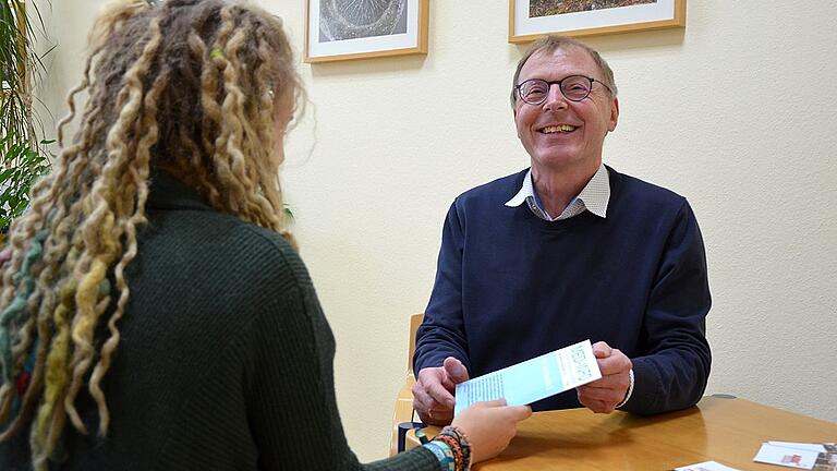 Michael Koch, Leiter der unterfränkischen Aids-Beratungsstelle, begleitet Menschen, die mit dem HI-Virus infiziert sind. Im zwischenmenschlichen Kontakt darf auch mal gelacht werden. Michael Koch, Leiter der unterfränkischen Aids-Beratungsstelle, begleitet Menschen, die mit dem HI-Virus infiziert sind. Im zwischenmenschlichen Kontakt darf auch mal gelacht werden.