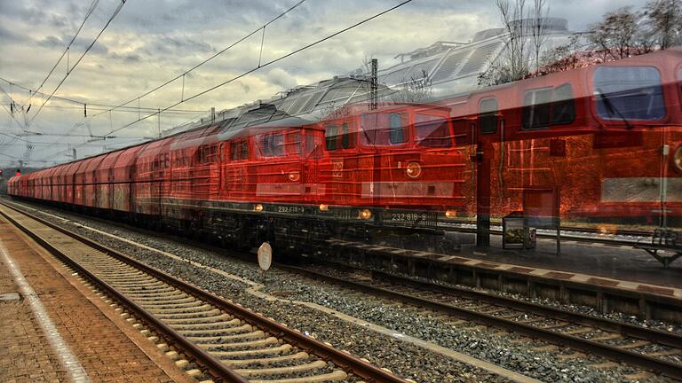 Ein Zug auf der Durchfahrt im Iphöfer Bahnhof. Im Frühjahr 2024 will die Bahn dort mit dem barrierefreien Ausbau beginnen.