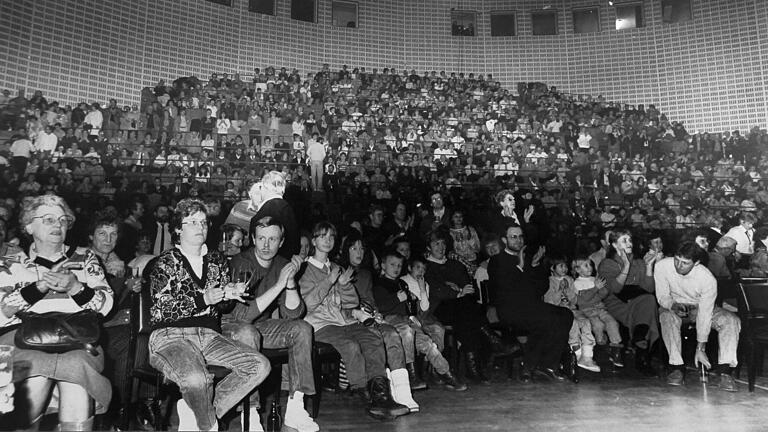 Kurz nach der Wende: Rund 2000 Würzburger sind am 14. Januar 1990 zu einem eintägigen Besuch in Suhl – hier eine Veranstaltung in der Kongresshalle.&nbsp;