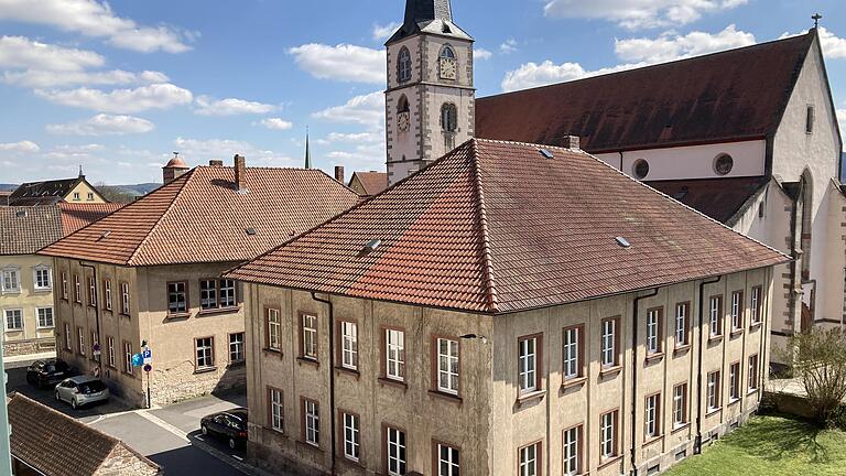 Vom Obergeschoss des Roten Schlosses aus ist die alte Volksschule neben der Hammelburger Stadtpfarrkirche besonders gut zu überblicken: Eingebaut zwischen Stadtpfarrkirche und Rotem Schloss bleibt kaum Platz für Erweiterungen. Jetzt gibt es erste Ideen.       -  Vom Obergeschoss des Roten Schlosses aus ist die alte Volksschule neben der Hammelburger Stadtpfarrkirche besonders gut zu überblicken: Eingebaut zwischen Stadtpfarrkirche und Rotem Schloss bleibt kaum Platz für Erweiterungen. Jetzt gibt es erste Ideen.