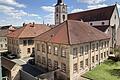 Vom Obergeschoss des Roten Schlosses aus ist die alte Volksschule neben der Hammelburger Stadtpfarrkirche besonders gut zu überblicken: Eingebaut zwischen Stadtpfarrkirche und Rotem Schloss bleibt kaum Platz für Erweiterungen. Jetzt gibt es erste Ideen.       -  Vom Obergeschoss des Roten Schlosses aus ist die alte Volksschule neben der Hammelburger Stadtpfarrkirche besonders gut zu überblicken: Eingebaut zwischen Stadtpfarrkirche und Rotem Schloss bleibt kaum Platz für Erweiterungen. Jetzt gibt es erste Ideen.