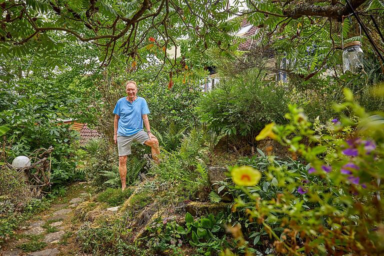 Das geheime Juwel des Eußenheimers versteckt sich hinter dem Haus: Ein Garten mit viel Schatten, Teich und Sauna.