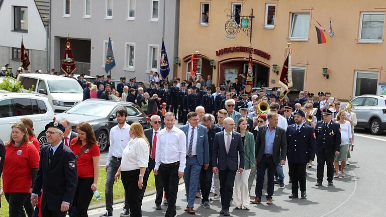 Die Kirchenparade zur Einweihung säumten zahlreiche Ehrengäste – darunter auch 18 Stadträte – und Feuerwehren aus benachbarten Orten sowie die Obererthaler Musikanten.       -  Die Kirchenparade zur Einweihung säumten zahlreiche Ehrengäste – darunter auch 18 Stadträte – und Feuerwehren aus benachbarten Orten sowie die Obererthaler Musikanten.