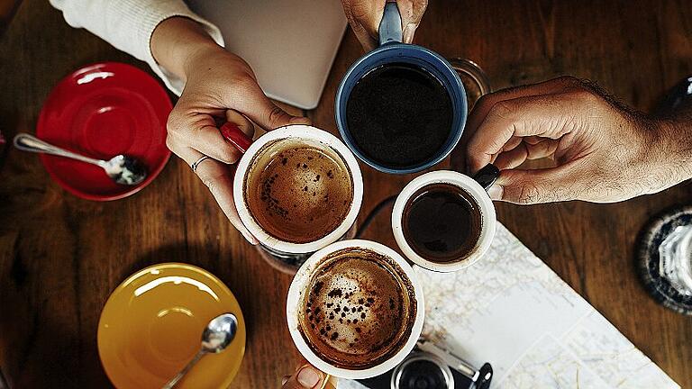 Camping Coffee Break Togetherness Friendship Concept       -  Am häufigsten trinken die Deutschen tatsächlich Filterkaffee. Alle anderen Zubereitungsarten landen weiter hinten. Seit Jahren steigt aber der Außer-Haus-Konsum. Das liegt vor allem daran, dass es in vielen Büros und Werkstätten Kaffee gibt.