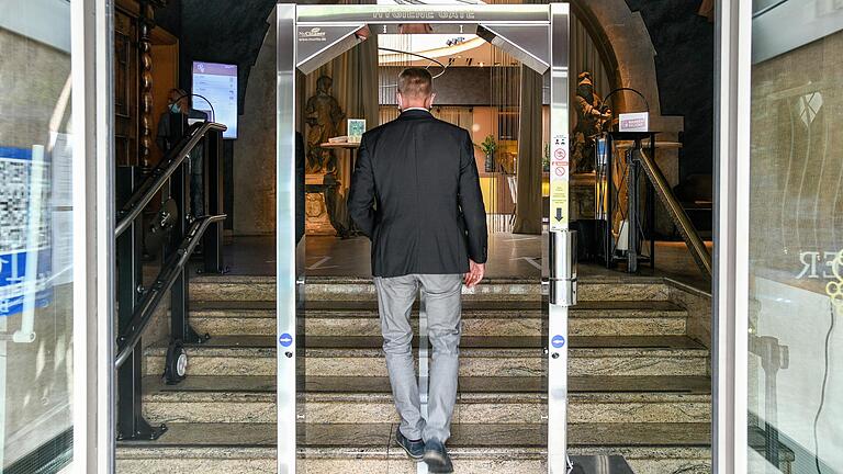 Das 'Hygiene Gate' können Gäste des Hotels Rebstock beim Betreten des Gebäudes durchlaufen. Dabei werden sie von oben bis unten desinfiziert.