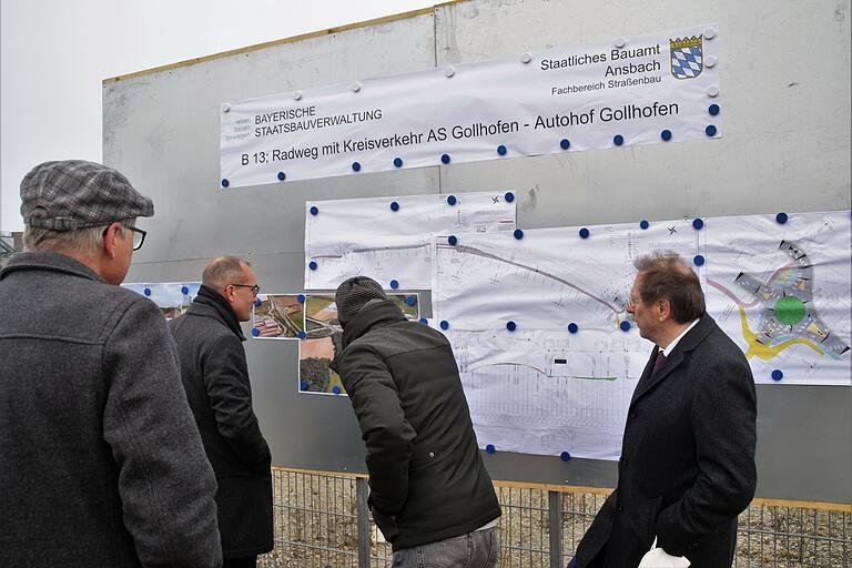 Das Bauprojekt Kreisverkehr mit Radweg hatte das Staatliche Bauamt auf einer Tafel anschaulich dokumentiert.