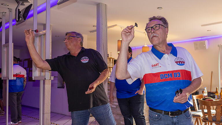 Manfred Herwig, Vorsitzender des Dart-Club Marktheidenfeld und Gründungsmitglied des Vereins, (links) tritt im Training gegen den ältesten aktiven Spieler Michael Väth an. Manfred Herwig, Vorsitzender des Dart-Club Marktheidenfeld und Gründungsmitglied des Vereins, (links) tritt im Training gegen den ältesten aktiven Spieler Michael Väth an.