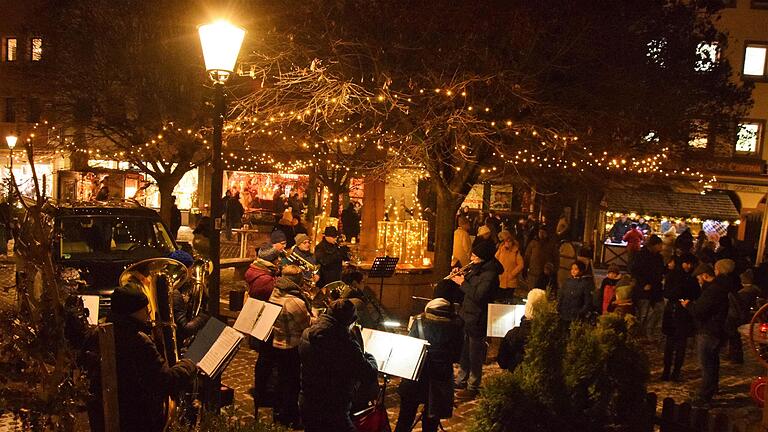Der Gemündener Adventszauber, der an den vier Freitagen im Advent auf dem Marktplatz stattfindet, lockt Jahr für Jahr viele Besuchende an. Der Gemündener Adventszauber, der an den vier Freitagen im Advent auf dem Marktplatz stattfindet, lockt Jahr für Jahr viele Besuchende an.