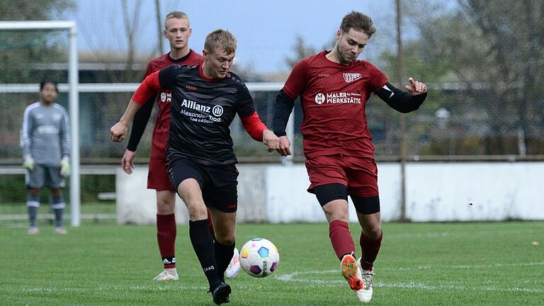 Hohenroths Oliver Kirchner (l)  im Duell mit Niklas Krämer. Der FSV hat die SG Heustreu/Hollstadt besiegt und durfte drei Punkte feiern.