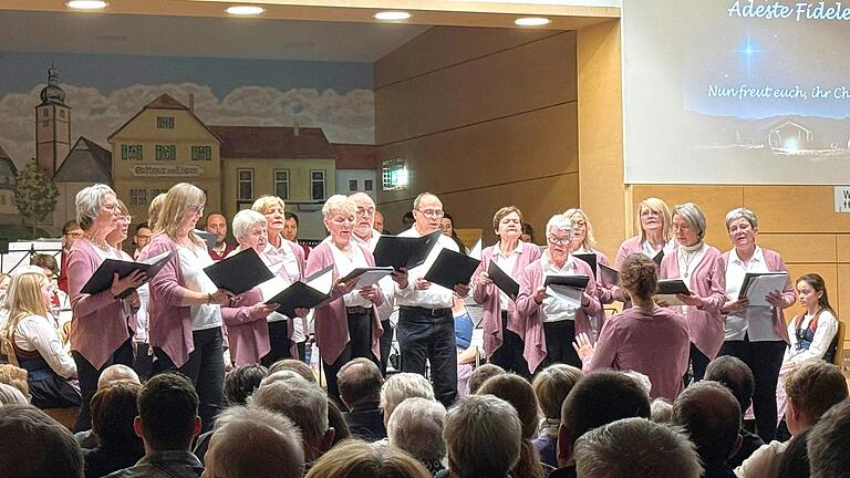 Der gemischte Chor 'Die Lustigen Sänger' trat beim Weihnachtskonzert in Großbardorf unter neuer Leitung auf.