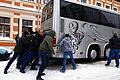 Mit vereinten Kräften: Auf spiegelglatter Fahrbahn mussten die Studierenden den Bus anschieben.