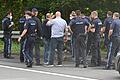 Polizeibeamte umringen den mutmaßlichen Einbrecher, nachdem er am Montag gegen 9.30 Uhr nahe der Staatsstraße zwischen Ochsenfurt und Tückelhausen festgenommen wurde.