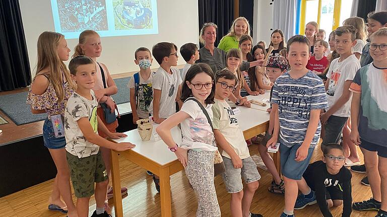 Dr. Petra Wolters zeigte den Studentinnen und Studenten einen Teil der vielen Fundstücke, die bei Ausgrabungen auf dem Veitsberg gefunden wurden. Dr. Petra Wolters zeigte den Studentinnen und Studenten einen Teil der vielen Fundstücke, die bei Ausgrabungen auf dem Veitsberg gefunden wurden.