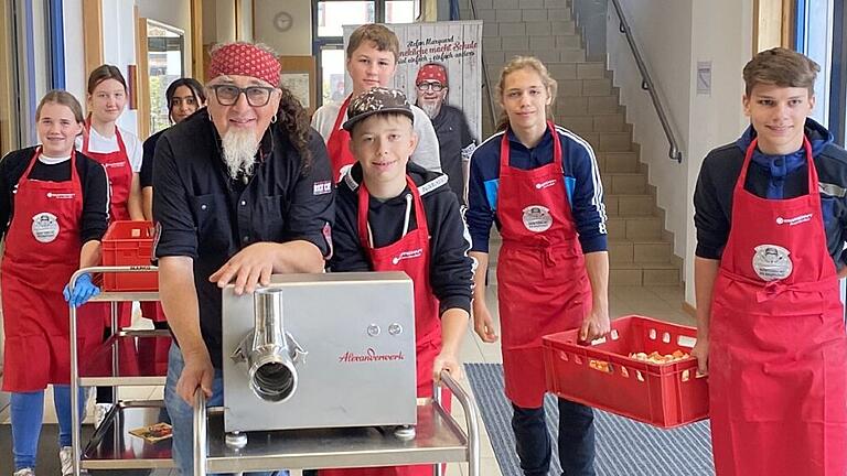 Gemeinsam geht's zum Wolfen: Mit Zutaten und Gerät machen sich die Schüler und Stefan Marquard auf zum nächsten Zubereitungsschritt der leckeren und gesunden Buletten. Gemeinsam geht's zum Wolfen: Mit Zutaten und Gerät machen sich die Schüler und Stefan Marquard auf zum nächsten Zubereitungsschritt der leckeren und gesunden Buletten.