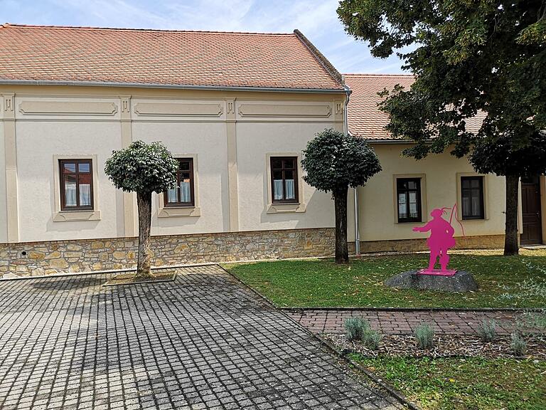 Vor dem Gemeindehaus im ungarischen Nadasch steht bereits ein magentafarbener Fuhrmann. Jetzt wird eine Sitzbank aus Spessartholz ihn komplettieren.&nbsp;