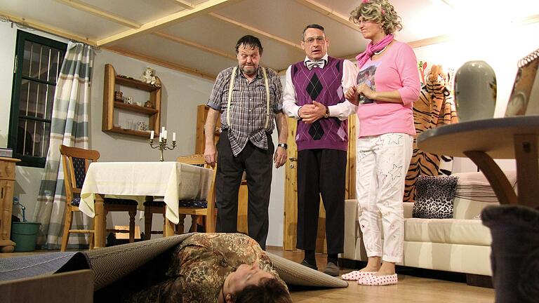 Die Aufführungen der Theatergruppe Rügheim haben eine lange Tradition und erfreuen sich beim Publikum großer Beliebtheit. Hier eine Szene aus 'Neurotische Zeiten' aus dem Jahr 2018. Die Aufführungen der Theatergruppe Rügheim haben eine lange Tradition und erfreuen sich beim Publikum großer Beliebtheit. Hier eine Szene aus 'Neurotische Zeiten' aus dem Jahr 2018.