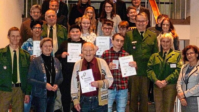 14 Schülerlotsen und Schulweghelfer Ernst Ebner (vorne Mitte, links daneben Verkehrswacht-Vorsitzende Christiane Michal-Zaiser) wurden in der Rathausdiele für ihren Dienst geehrt. 14 Schülerlotsen und Schulweghelfer Ernst Ebner (vorne Mitte, links daneben Verkehrswacht-Vorsitzende Christiane Michal-Zaiser) wurden in der Rathausdiele für ihren Dienst geehrt.