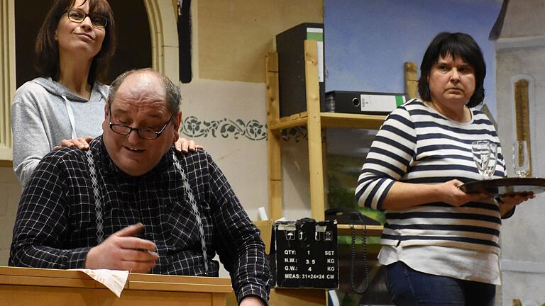 Das „Reichsbürger“-Paar Gustav (Richard Beck) und Gerlinde (Susanne Stirmlinger) will unbedingt an das zum Verkauf stehende Haus von Familie Kronmüller kommen. Nur ungern bietet Hausherrin Andrea (Verene Schiebold, rechts) dem ungebetenen Besuch etwas zu trinken an. Das „Reichsbürger“-Paar Gustav (Richard Beck) und Gerlinde (Susanne Stirmlinger) will unbedingt an das zum Verkauf stehende Haus von Familie Kronmüller kommen. Nur ungern bietet Hausherrin Andrea (Verene Schiebold, rechts) dem ungebetenen Besuch etwas zu trinken an.