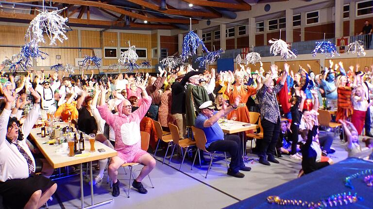 Völlig losgelöste Gäste auf der großen Prunksitzung in Dettelbach: Die Menschen kamen in bunten Kostümen und hielten sich zeitweilig nicht mehr auf ihren Plätzen.