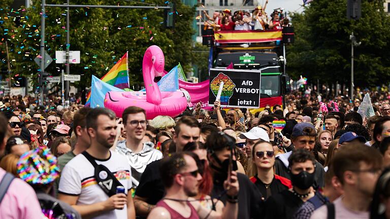 46. Berlin Pride Umzug zum Christopher Street Day       -  Regenbogen überall.