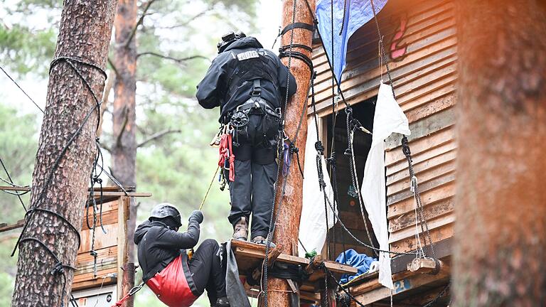 Polizei-Einsatz im Tesla-Protestcamp in Grünheide       -  Höhenretter der Polizei sind bei der Räumung des Protestcamps der Tesla-Gegner an einem Baumhaus im Einsatz.