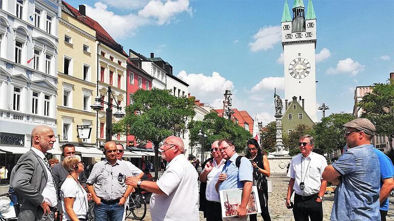 Der Historiker und Stadtrat Werner Schäfer (im weißen t-Shirt in der Mitte) führte die Bad Kissinger Delegation durch Straubing. Sigismund von Dobschütz       -  Der Historiker und Stadtrat Werner Schäfer (im weißen t-Shirt in der Mitte) führte die Bad Kissinger Delegation durch Straubing. Sigismund von Dobschütz