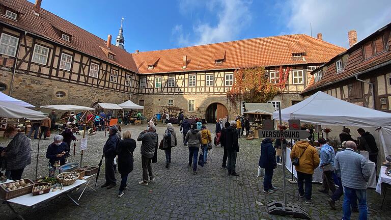 Trotz Corona ganz entspannt die Arbeiten der Töpfer und Keramiker anschauen: Blick in den Innenhof von Schloss Glücksburg.