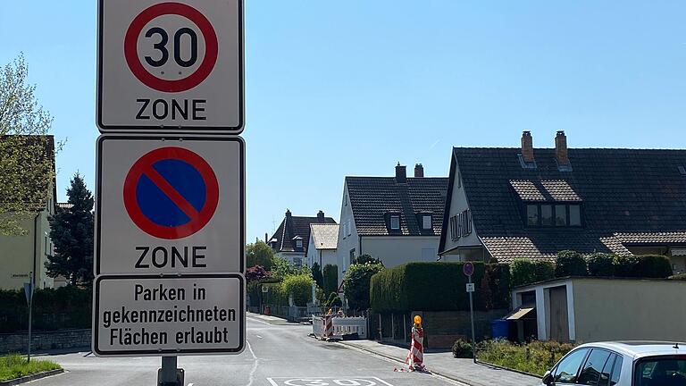 Die neu markierten Parkflächen und die Parkraumbewirtschaftung am Hochfeld sorgte zunächst bei Anwohnern für Protest. Nach 17 Ortsbegehungen mit der Verwaltung hat sich die Lage geändert. Die neu markierten Parkflächen und die Parkraumbewirtschaftung am Hochfeld sorgte zunächst bei Anwohnern für Protest. Nach 17 Ortsbegehungen mit der Verwaltung hat sich die Lage geändert.