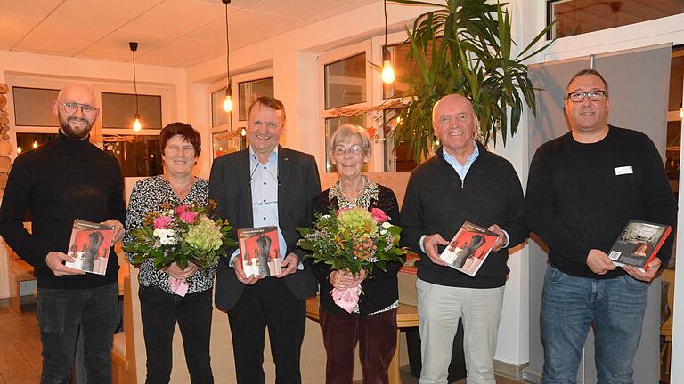 Stellten gemeinsam das Heimatjahrbuch 2023 im Kreis der Autorinnen und Autoren vor (von links): Sebastian Mack (Druckerei Mack), Marianne Albert und Kreisheimat- und Archivpfleger Reinhold Albert, Inge Mack (Druckerei Mack), Landrat Thomas Habermann und Sven Ritter von der Kulturagentur.