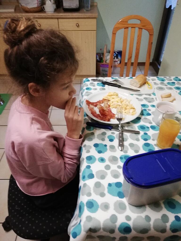 Das Bild zeigt Anna Schmitt im Alter von zwölf Jahren. Damals hatte das Mädchen so starke Schmerzen, dass sie nicht mehr in die Schule gehen konnte.
