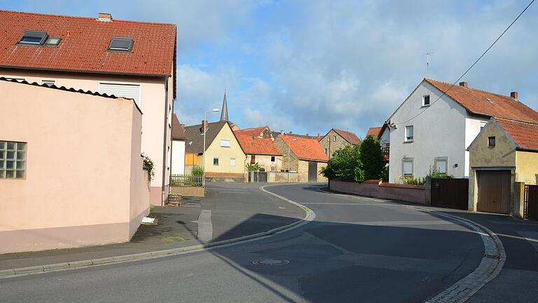 Auch der Bereich 'Äußeres Dorf' in Eichfeld soll im Zuge der Dorferneuerung mit gepflasterten Gehwegen schöner und mit Staudenbeeten und Bäumen grüner werden. Auch der Bereich 'Äußeres Dorf' in Eichfeld soll im Zuge der Dorferneuerung mit gepflasterten Gehwegen schöner und mit Staudenbeeten und Bäumen grüner werden.